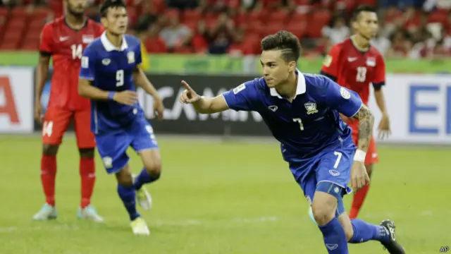 Pemain Thailand kelahiran Swiss, Charyl Chappuis, mencetak gol kemenangan Thailand lewat penalti.