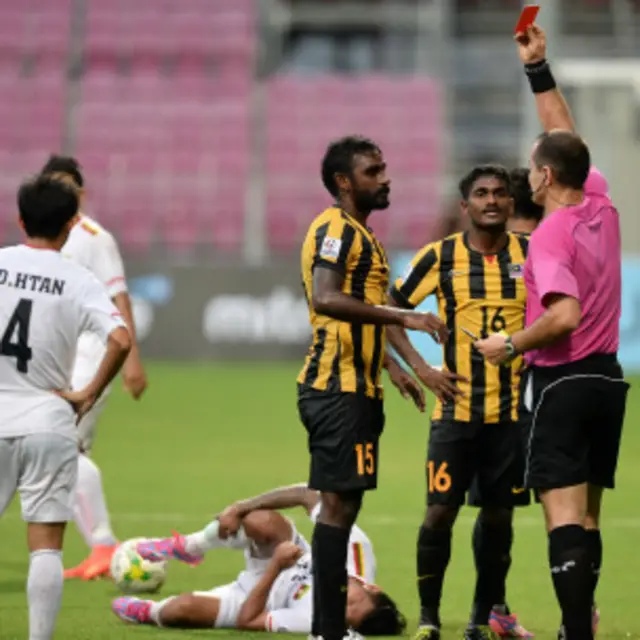 Malaysia tampil dengan 10 pemain setelah Robbat (No.13) diganjar kartu merah.