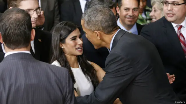 Diane Guerrero abrazando a Barack Obama