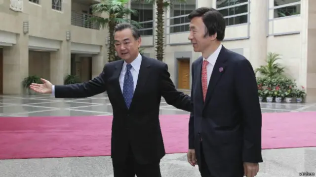 韩国外交官员表示，韩国外长尹炳世在11月7日与中国外长王毅会谈时提到了三方会谈建议。