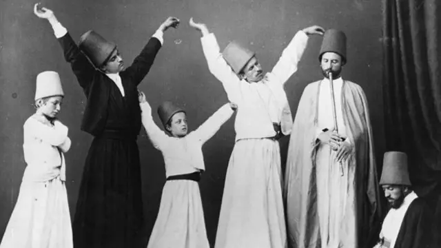 شریعت کے ماننے والوں کا ہمیشہ سے یہ خیال رہا ہے کہ موسیقی اور رقص کے دلدادہ صوفی قدرے مشکوک قسم کے لوگ ہوتے ہیں۔ 