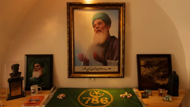 بابا فرید اپنا زیادہ تر وقت مسجد اقصیٰ کے ارد گرد پتھرکے فرش پر جھاڑو لگاتے رہتے تھے