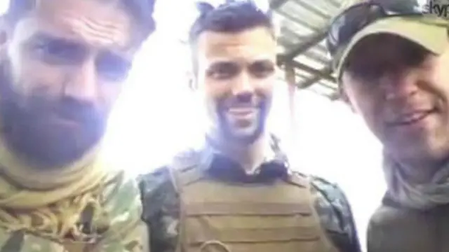 Jamie Read (kiri) dan James Hughes (kanan) mengapit Jordan Matson dalam kesatuan YPG.