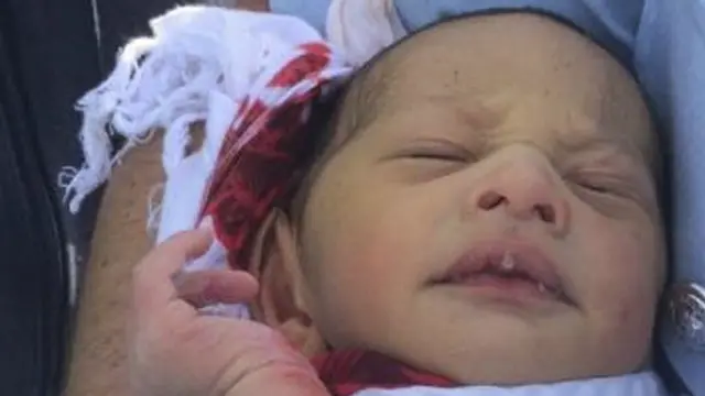 الرضيع كان ملفوفا في بطانية المستشفى الحمراء منذ ولادته