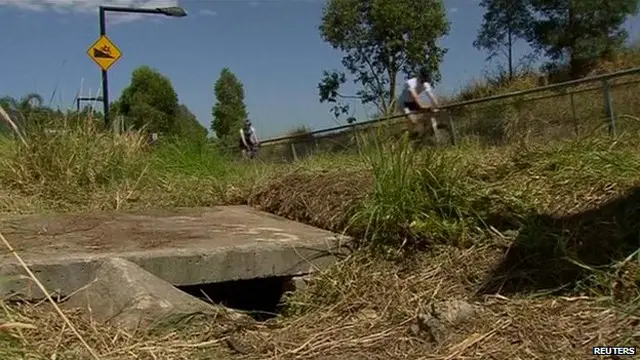 الفجوة التى دفعت الشابة وليدها منها داخل المصرف