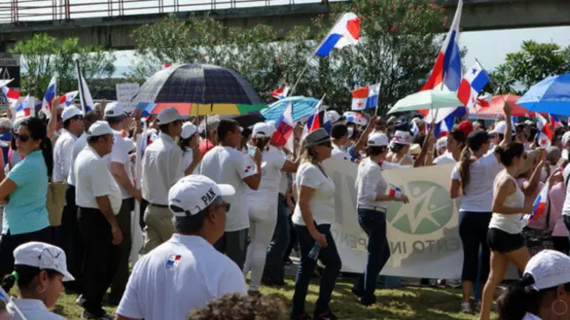 巴拿馬城的反貪遊行隊伍（BBC中文網圖片23/11/2014）