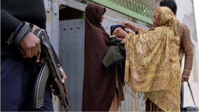 پولیو ورکرز اور ان کی حفاظت پر مامور پولیس اہلکاروں پر شدت پسند اب تک کئی حملے کر چکے ہیں