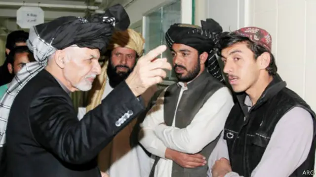 اشرف غنی رئیس جمهوری به بیمارستانی در کابل از زخمی های و خانواده‌های قربانیان این رویداد دیدن کرده