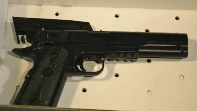 लड़के के पास मिली खिलौना बंदूक