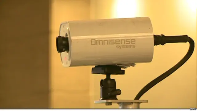 اسلام آباد ایئرپورٹ کے بین الاقوامی آمد لاؤنج میں لگایا جانے والا ’تھرمو سکینر‘ ٹھیک طرح سے کام نہیں کر رہا 