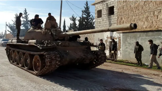 دبابة للمعارضة المسلحة في الطريق بين قريتي نبل والزهراء