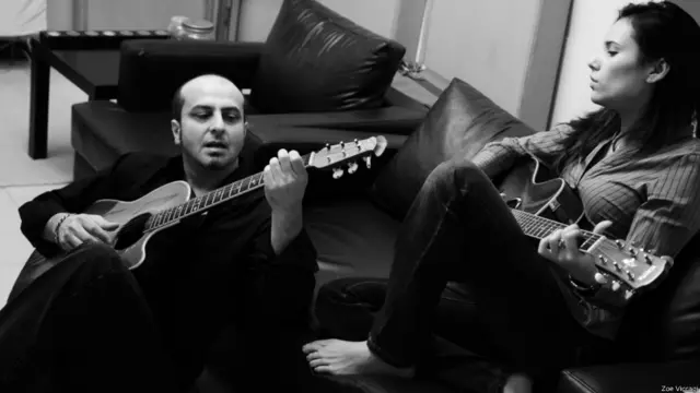 زوئی وکا جی وائٹل سائنز گروپ کے شاہی حسن کے ساتھ ریہرسل میں۔ شاہی نے زو کا نیا البم دریچے پروڈیوس کیا ہے