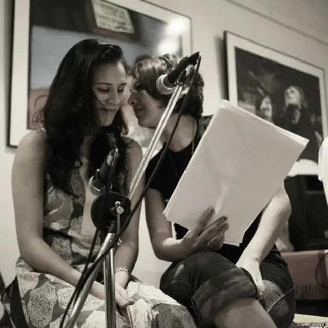 زوئی وکا جی اپنی بہن ریچل وکا جی کے ساتھ کراچی کے دا سیکنڈ فلور میں لائیو شو کرتے ہوئے۔ دونوں نے موسیقی کے کریئر کا آغاز کوک سٹوڈیوز سے کیا تھا