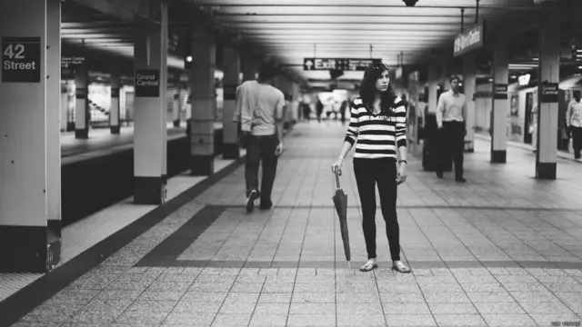 زوئی نیو یارک کے سب وے سٹیشن میں کھڑی ہیں جہاں وہ موسیقی کی تربیت کے لیے گئی تھیں
