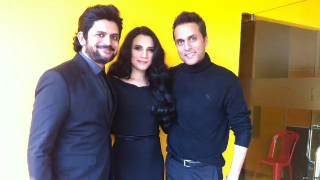 زوئی وکا جی سٹرنگز کے فنکاروں کے ساتھ جن کے ساتھ انھوں نے دو دوگانے گائے