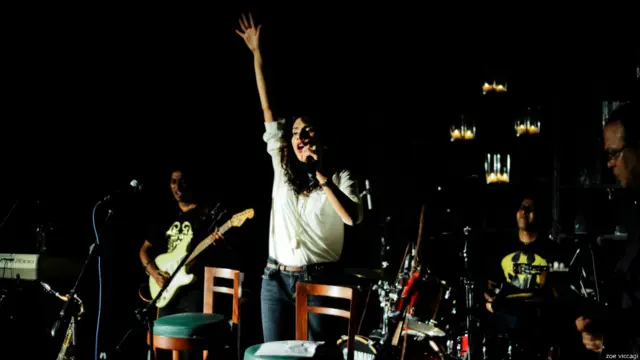 زوئی وکا جی کراچی کے ایک شو میں گانے کے دوران