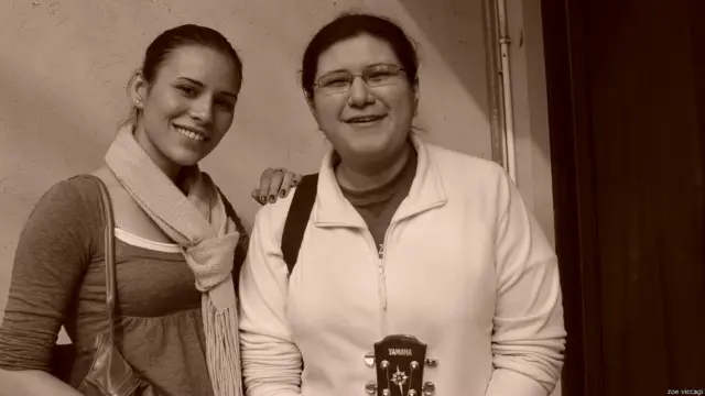 زوئی وکا جی زیب اور ہنیا کی ہنیا اسلم کے ساتھ۔ ہنیا وہ پہلی خاتون موسیقار ہیں جن کے ساتھ زو نے اپنی موسیقی پر صلاح لی