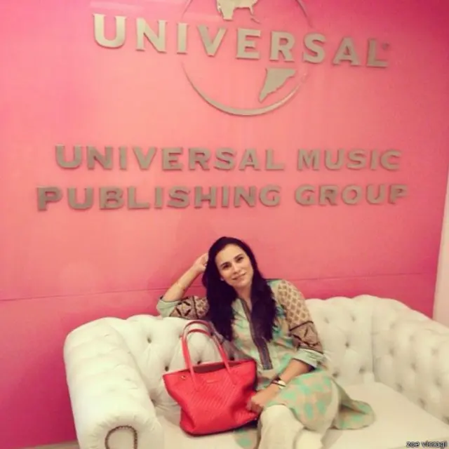 نازیہ حسن کے بعد زوئی وکا جی نے بھی بھارت میں اپنی قسمت آزمانے کا فیصلہ کیا۔ یہ تصویر بھارت میں یونیورسل سٹوڈیوز کے دفتر کی ہے جہاں وہ معاہدے پر دستخط کرنے گئی تھیں