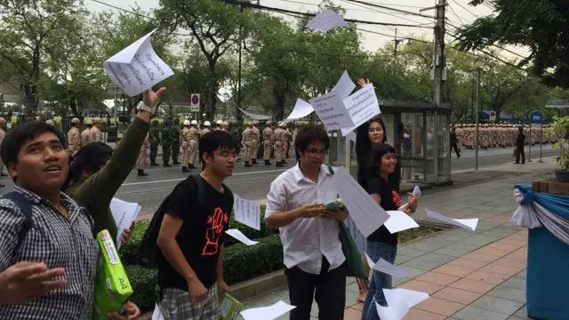 Sejumlah mahasiswa Thailand ditangkap aparat junta militer negara itu karena melambaikan salam tiga jari.