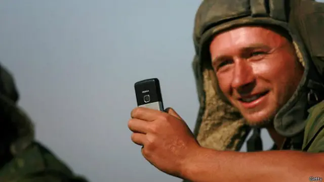 Российский танкист с мобильным телефоном