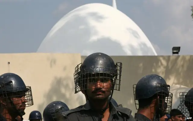 سربازان پاکستانی در سال ۲۰۰۷ به مسجد لال حمله کردند – مسجد در ماه اکتبر همان سال کارش را از سر گرفت.