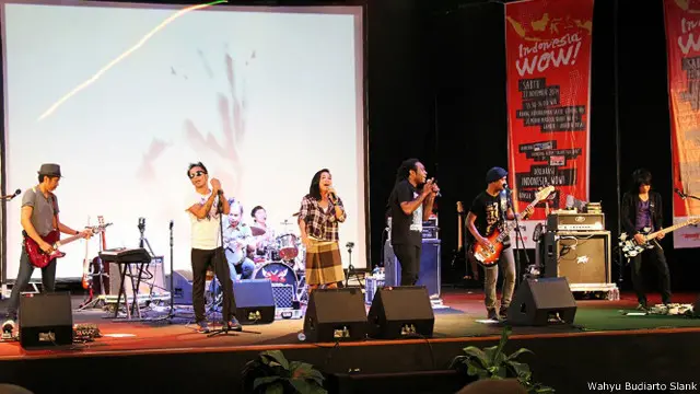 Para pemusik yang tergabung dalam "d'Rumah Harmoni" merilis album "Salam tiga jari" akhir pekan lalu.