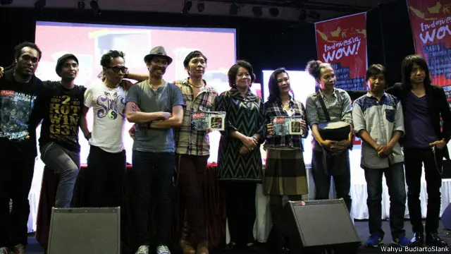 Grup Slank, Oppie Andaresta dan sejumlah pemusik lainnya usai merilis album 'Salam tiga jari'.