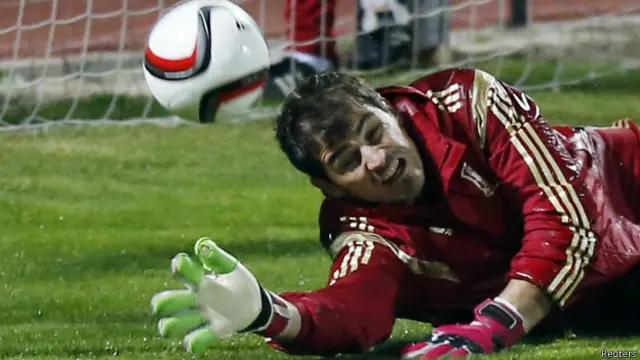 Musim 2013-204 Casillas tak meyakinkan di tim inti Real Madrid, dan timnas Spanyol gagal di Piala Dunia.