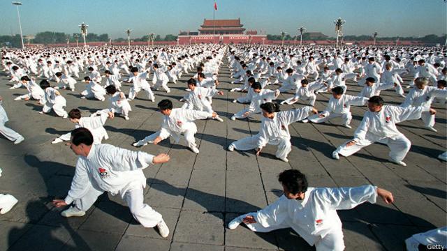 El origen de las artes marciales se asocia comúnmente con tradiciones de países en el este asiático.