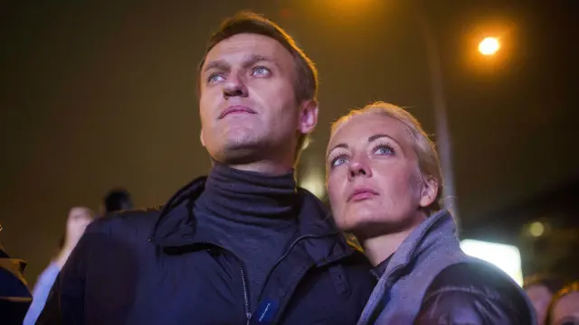 Bersama istrinya, Alexei Navalny dalam sebuah unjuk rasa menentang Putin pada 2013 lalu. 
