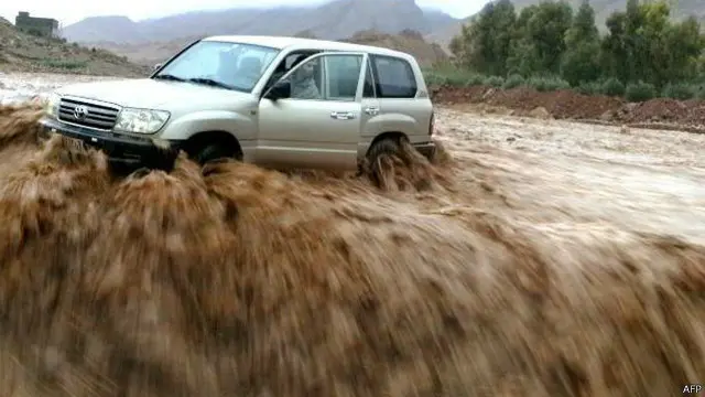 ضربت عواصف غير معهودة مناطق كلميم وأغادير وورزازات ومراكش. 