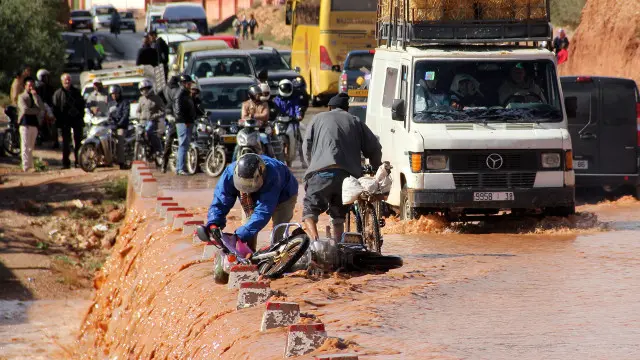 تسببت العواصف والسيول في تدمير منازل وعربات وطرق في المناطق المتضررة.