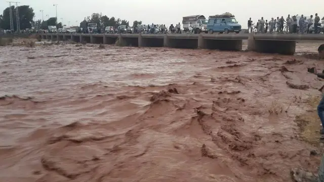 أنقذ الجيش ومروحيات الدرك الملكي حوالي 200 شخص من السيول الجارفة.
