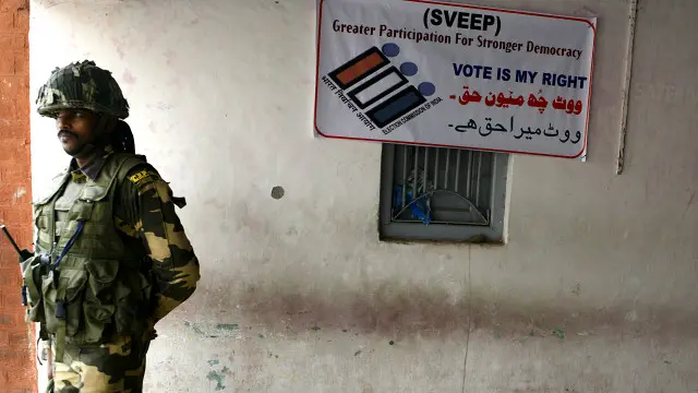 پولنگ کے لیے سخت حفاظتی انتظامات کیے گئے اور 50 ہزار اضافی نیم فوجی اہلکار تعینات کیے گئے۔