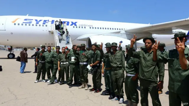 جنود ليبيون قبل مغادرتهم مطار معيتيقة الدولي إلى بريطانيا لحضور دورة تدريبية في يونيو/حزيران الماضي.