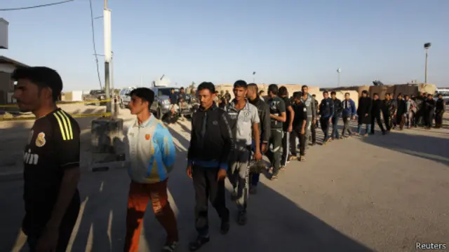 يدعم عدد كبير من المتطوعين السنة الجيش العراقي في عملياته ضد مسلحي تنظيم "الدولة الإسلامية".