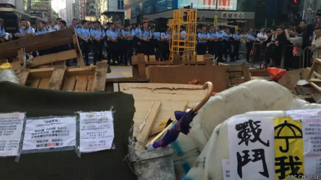 香港警方出动六千警力，协助执达主任执行法院禁制令（BBC中文网记者陈志芬摄影）。
