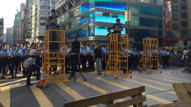 执达主任已抵达旺角并向在场占领人士宣读法院禁制令（BBC中文网记者陈志芬摄影）。