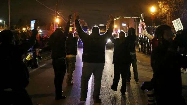 پلیس با گروهی از معترضان درگیر شده است