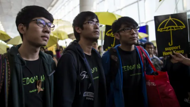 学联代表一行四人在香港机场。