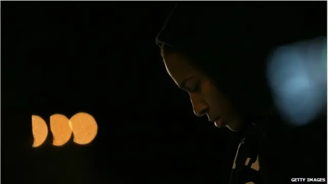 استمع المتظاهرون، عبر الإذاعات، إلى بيان مدعي عام ولاية ميزوري، ثم تظاهروا بعده.