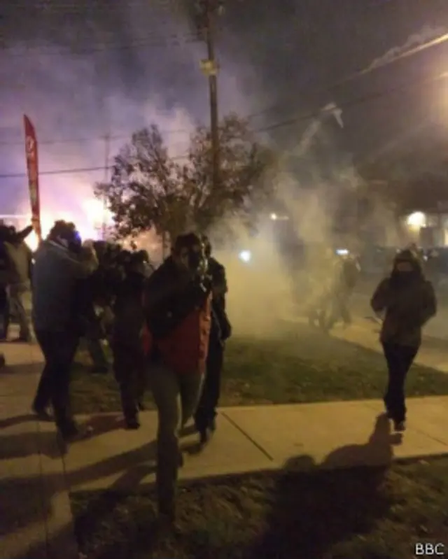 عکس بهمن کلباسی، خبرنگار بی‌بی‌سی فارسی از لحظه اصابت گاز اشک‌آور در نزدیکی روزنامه‌نگاران