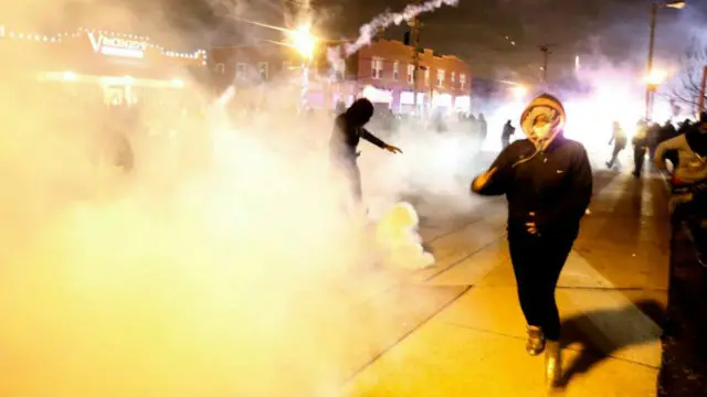 پلیس در فرگوسن با بعضی از تظاهرکنندگان درگیر شده است