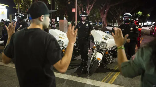 مائیکل براؤن کے اہلِ خانہ نے اس فیصلے پر ’شدید مایوسی‘ کا اظہار کیا ہے۔