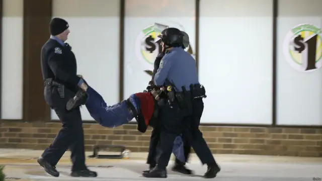 فرگوسن میں پولیس اہلکار ڈیرن ولسن نے 18 سالہ مائیکل براؤن کو رواں برس نو اگست کوگولی مار کر ہلاک کر دیا تھا۔