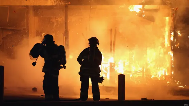 امریکی صدر اور مائیکل براؤن کے اہلِ خانہ کی جانب سے پرامن رہنے کی درخواست کے باوجود فیصلے کے بعد فرگوسن میں ہنگامہ آرائی ہوئی جس کے دوران متعدد عمارتیں نذرِ آتش کر دی گئیں۔