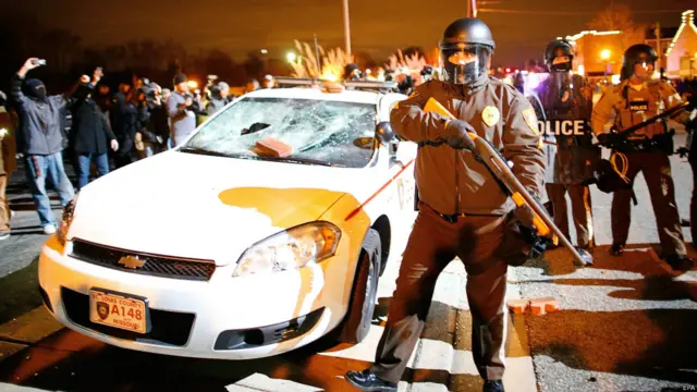 پولیس اہلکار کے حق میں فیصلے کی خبر عام ہوتے ہی پیر کی شب سینکڑوں مظاہرین فرگوسن میں جمع ہوگئے جس کے بعد ان کی پولیس کے ساتھ پرتشدد جھڑپیں ہوئیں۔