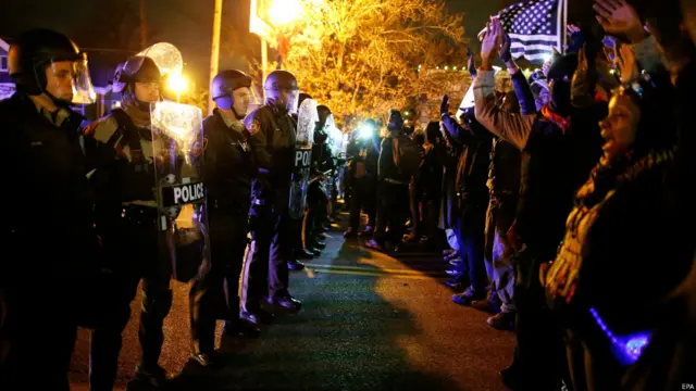 پولیس نے ہجوم کو منتشر کرنے کے لیے آنسو گیس کا استعمال کیا اور علاقے میں فائرنگ کی آوازیں بھی سنی گئیں۔