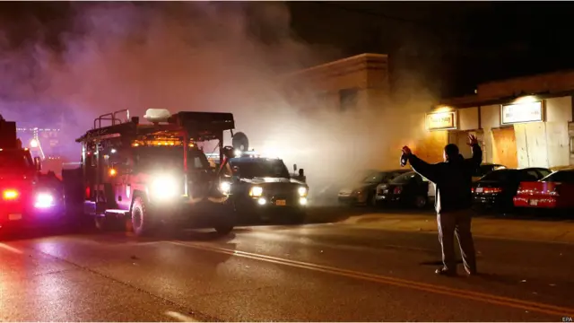 مائیکل براؤن کے قتل کے باعث علاقے میں نسلی کشیدگی میں اضافہ ہوا اور زیادہ تر سیاہ فام افراد یہ مطالبہ کر رہے ہیں کہ پولیس اہلکار ولسن پر قتل کا مقدمہ چلایا جائے۔