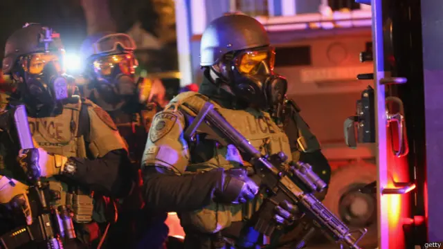 پلیس برای متفرق کردن معترضان گاز اشک‌آور شلیک کرد